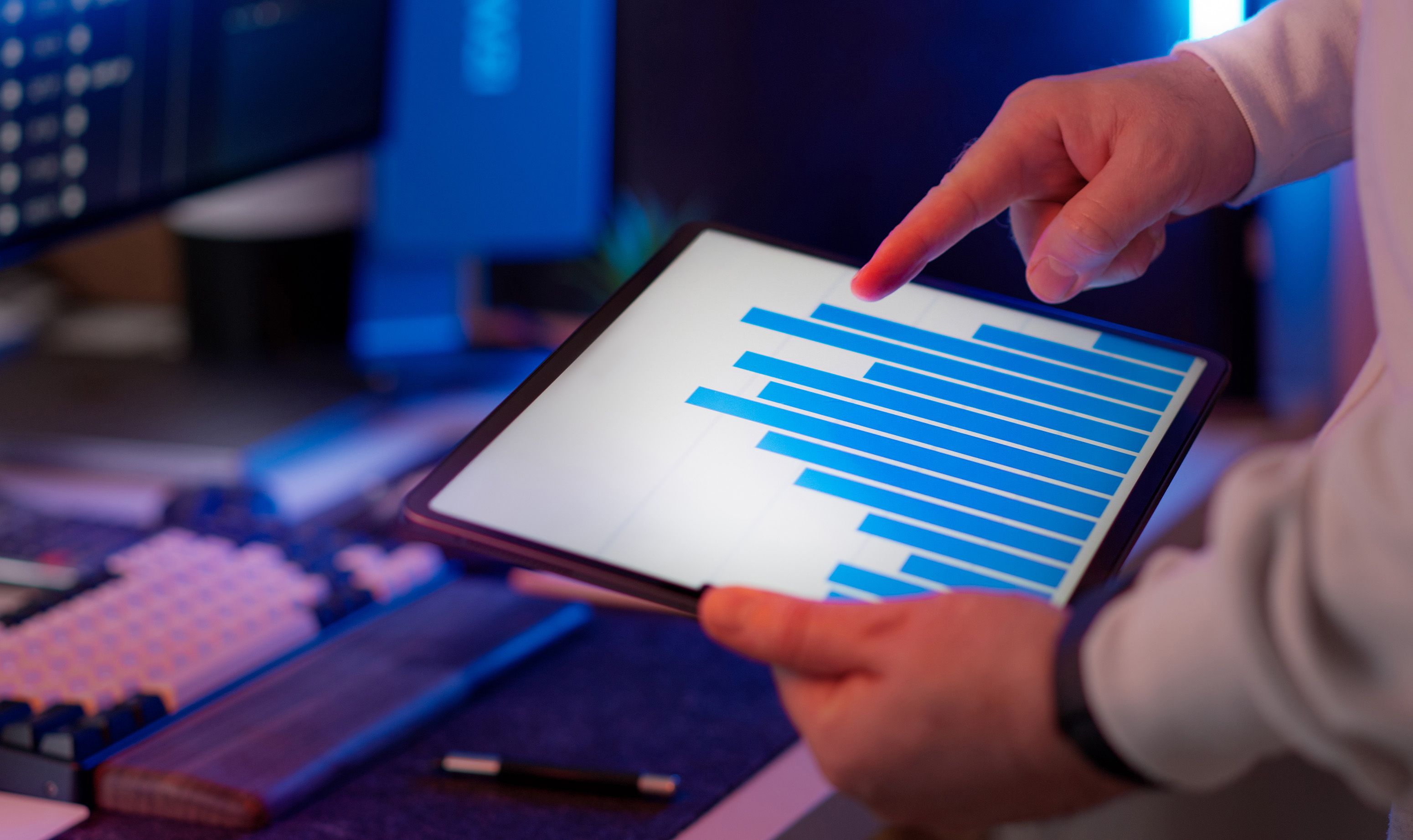 Nahaufnahme eines Tablets, das zur Datenüberprüfung in einem Technologie-Arbeitsbereich genutzt wird