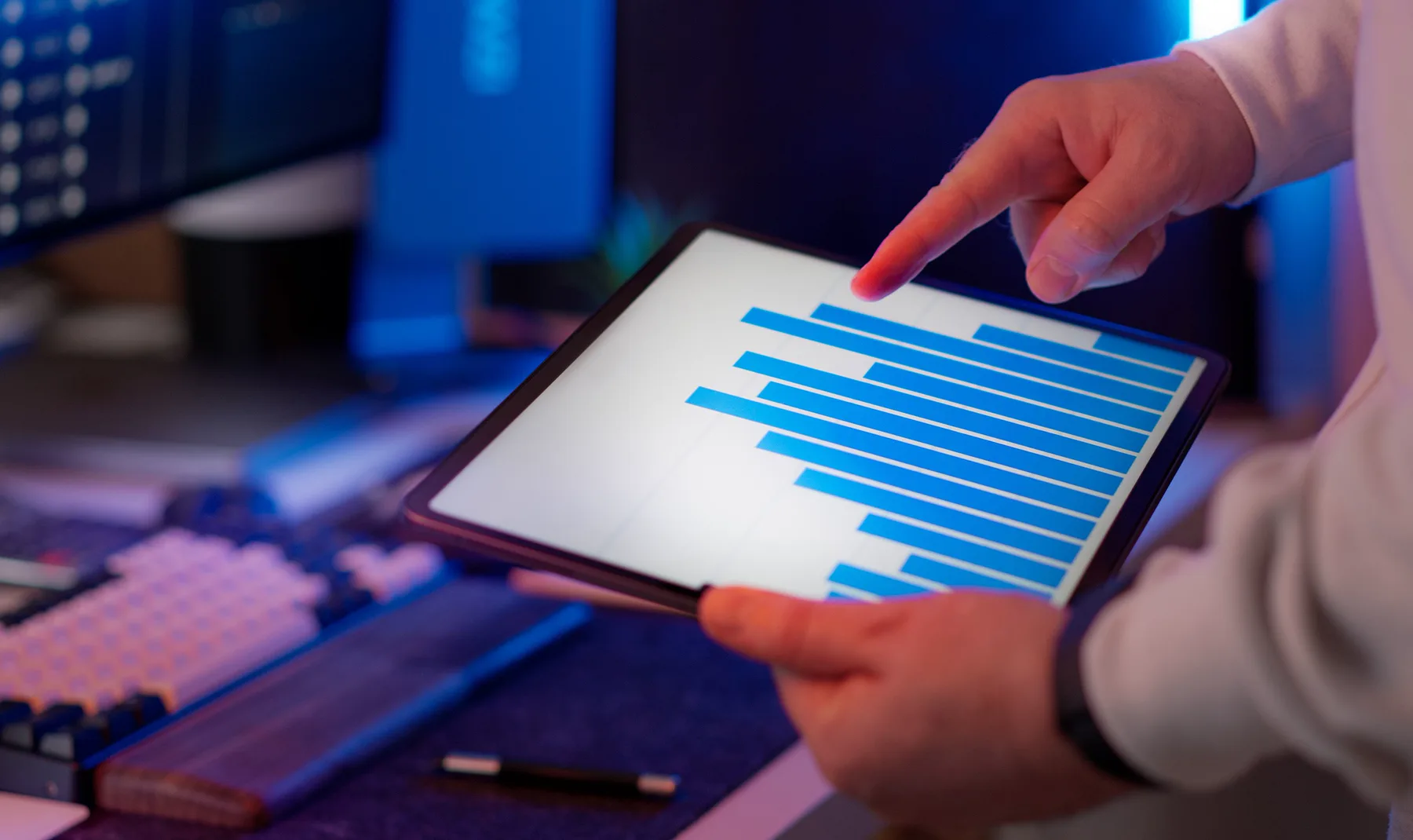 Nahaufnahme eines Tablets, das zur Datenüberprüfung in einem Technologie-Arbeitsbereich genutzt wird