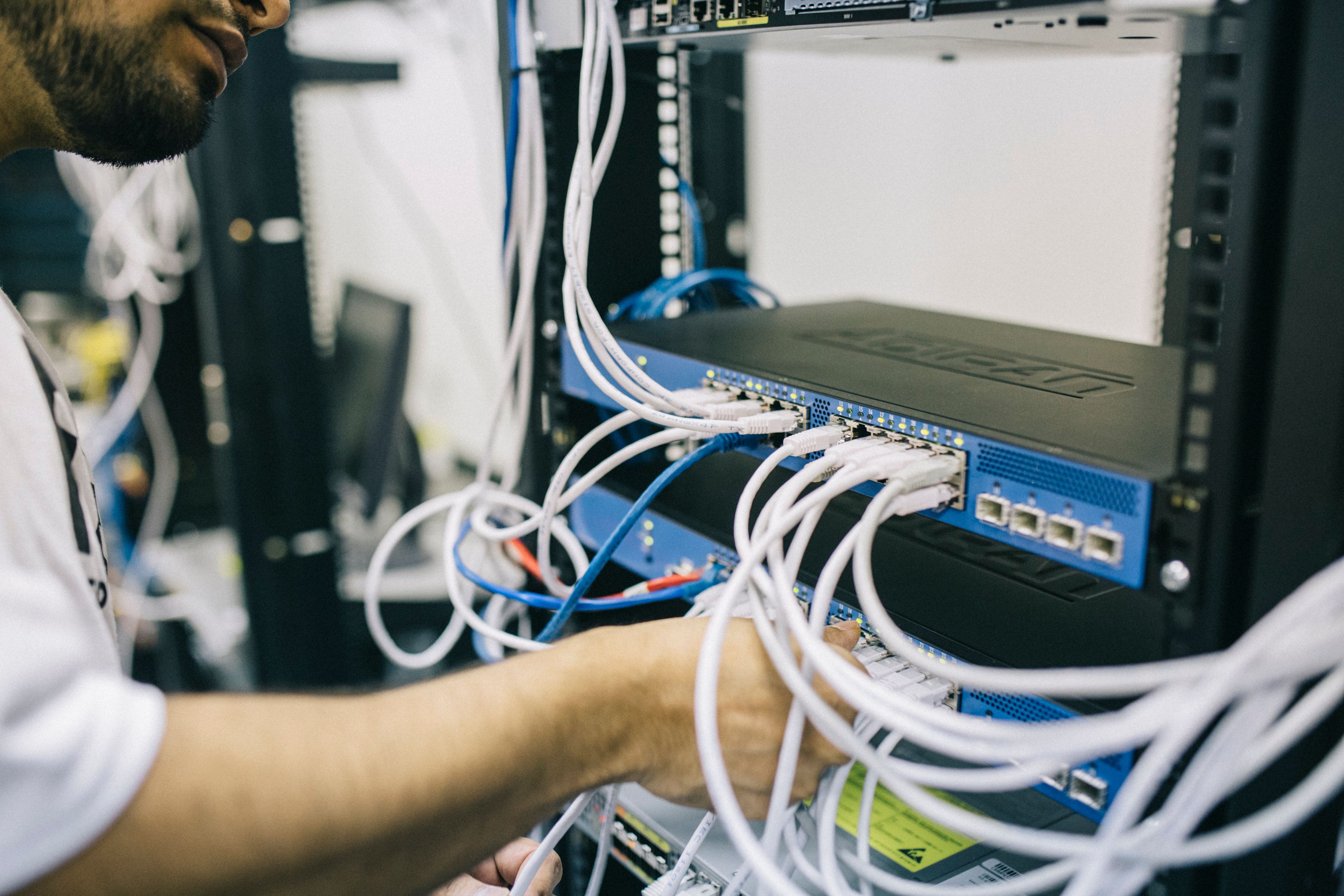 IT-Techniker arbeitet an einem Netzwerkschrank